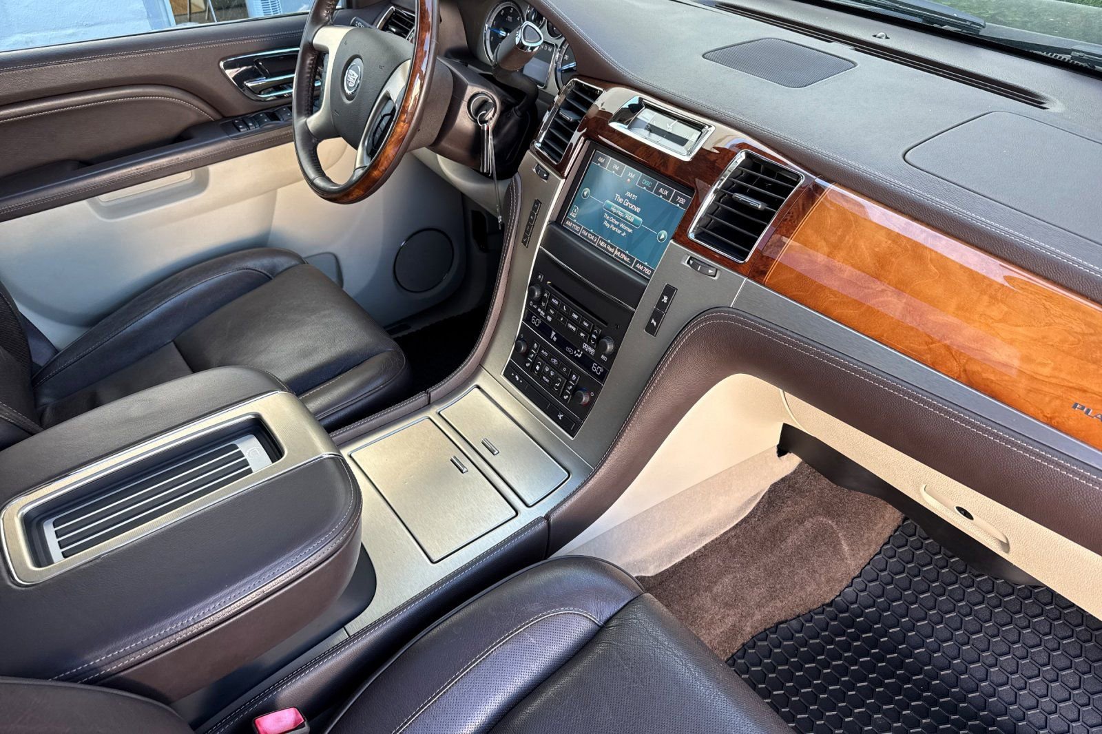 Used 2011 Cadillac Escalade ESV Platinum image 21