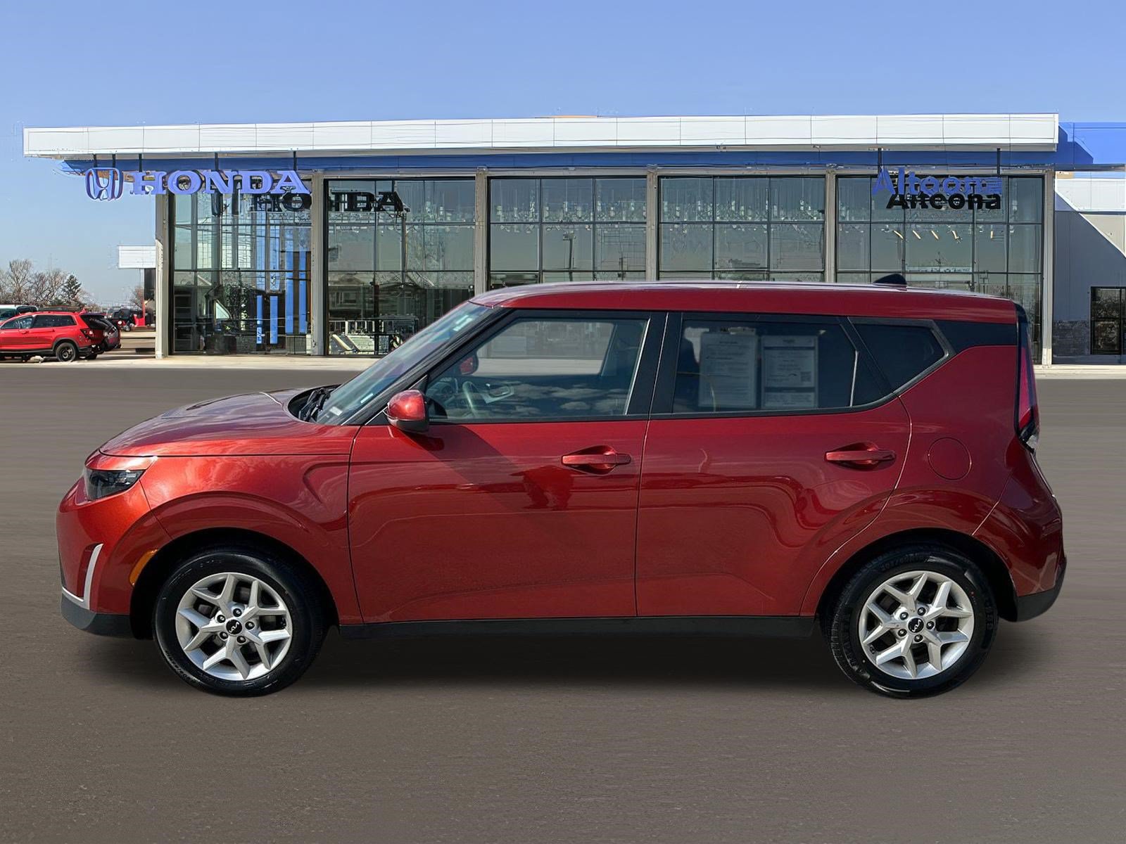 Used 2024 Kia Soul LX w/ Option Group 015 FWD image 2