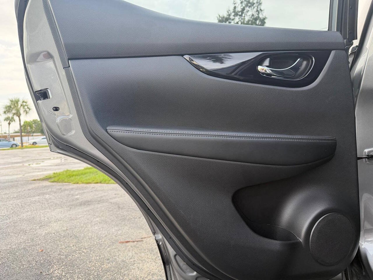 Used 2017 Nissan Rogue Sport SV w/ SV Premium Package FWD image 13