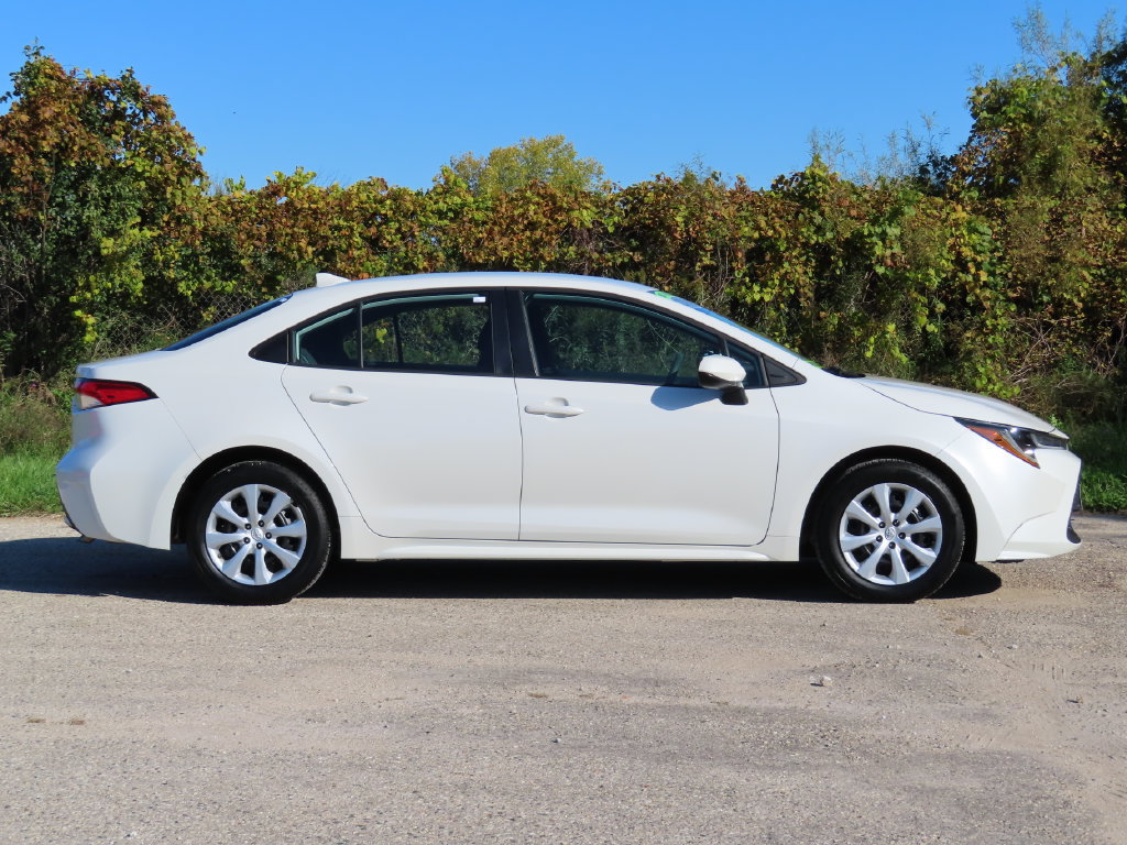 Used 2020 Toyota Corolla LE FWD image 2