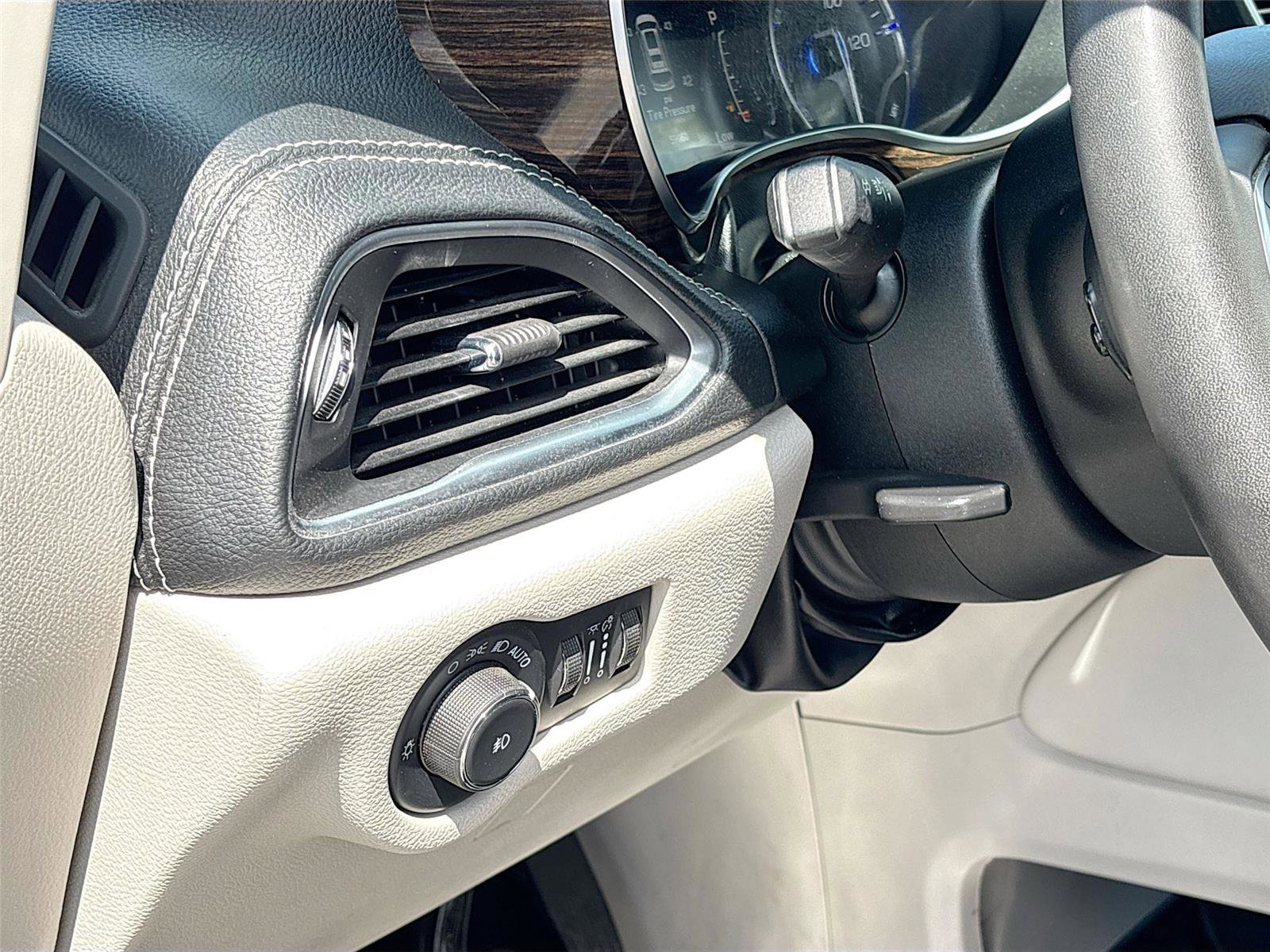 Used 2023 Chrysler Pacifica Limited image 10