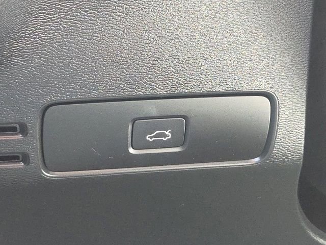 Used 2023 Volvo XC40 B5 Plus AWD/4WD image 28