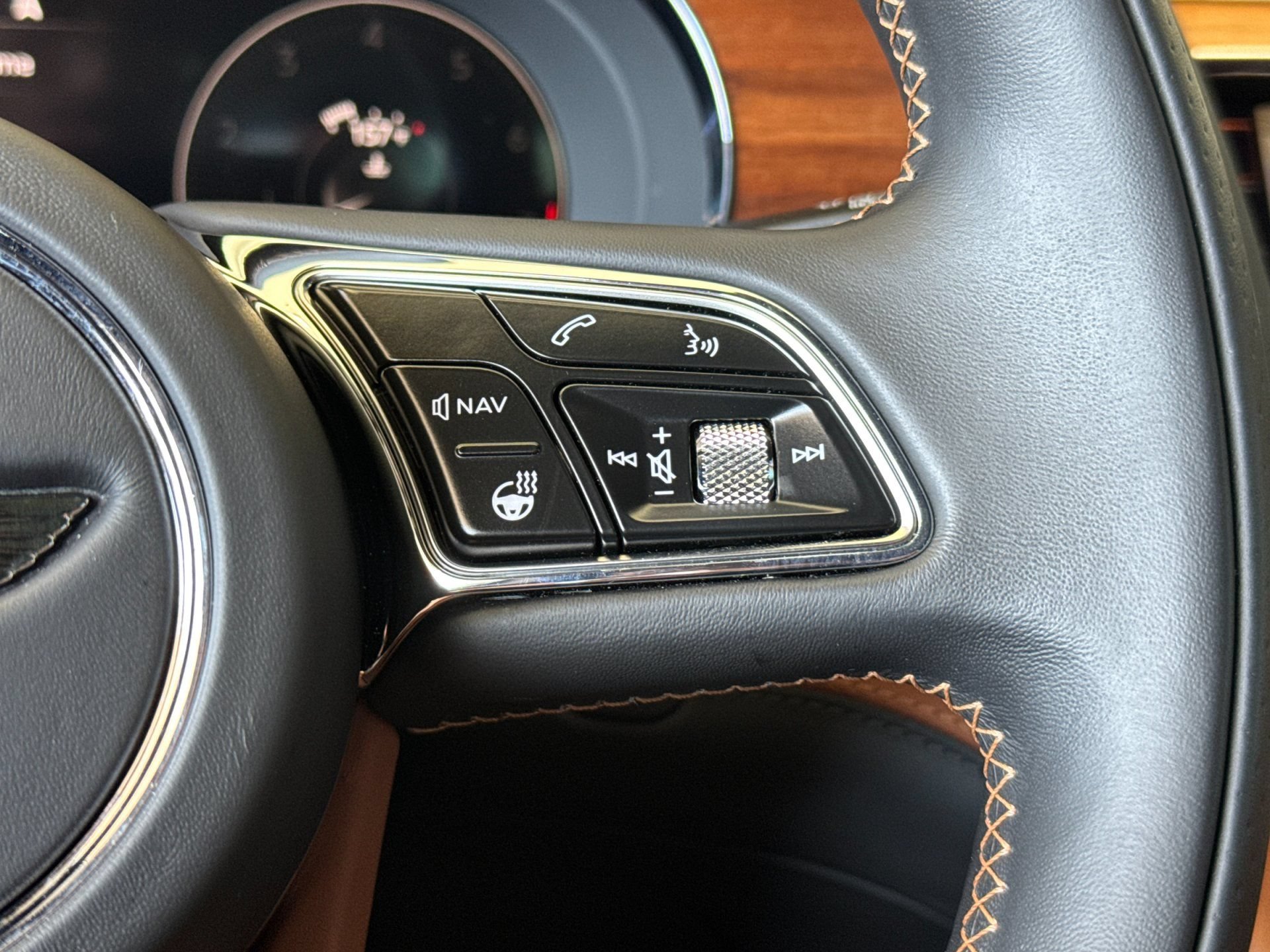 Certified 2023 Bentley Bentayga Extended Wheelbase AWD/4WD image 28