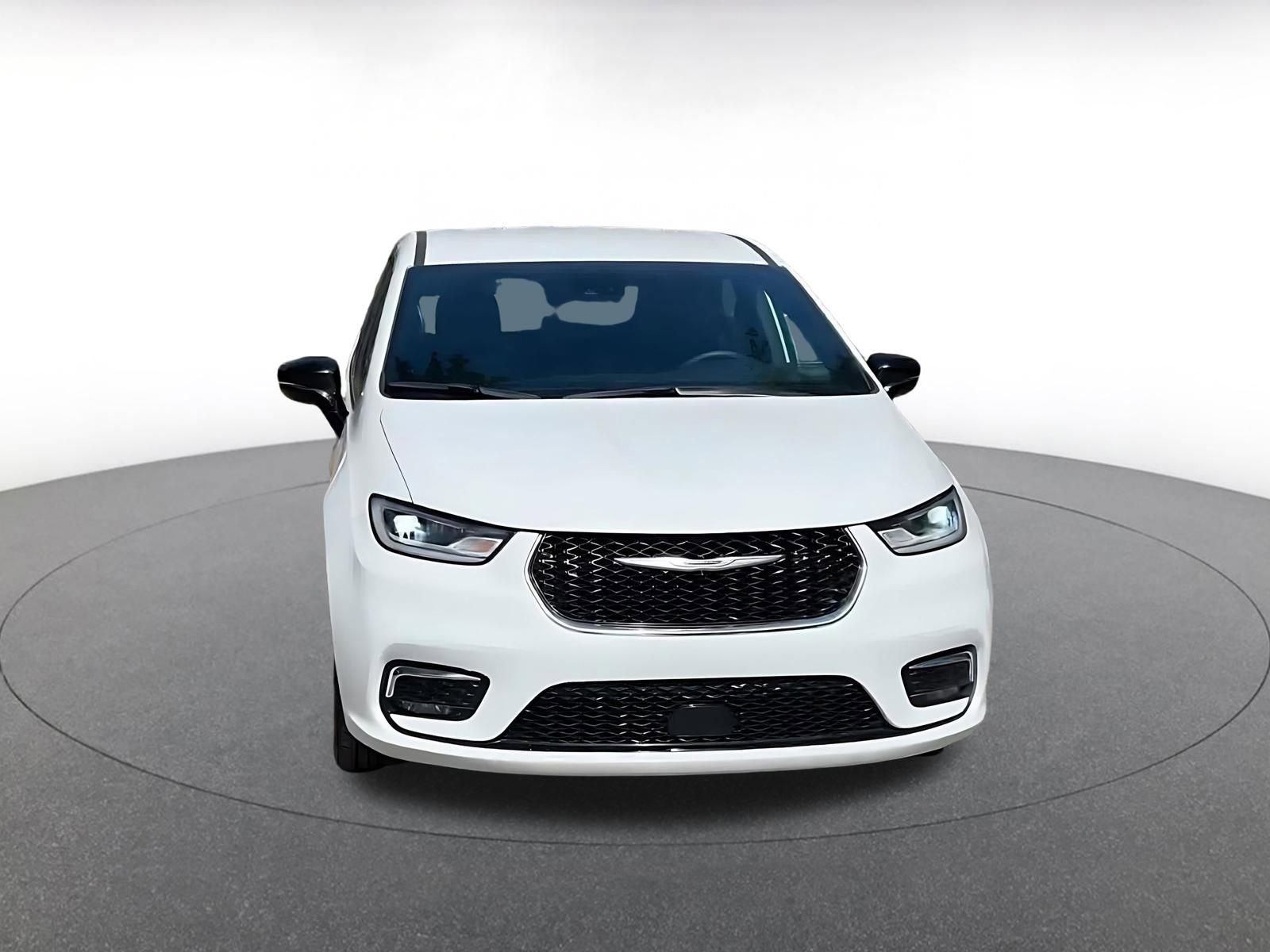 Used 2025 Chrysler Pacifica Select image 4