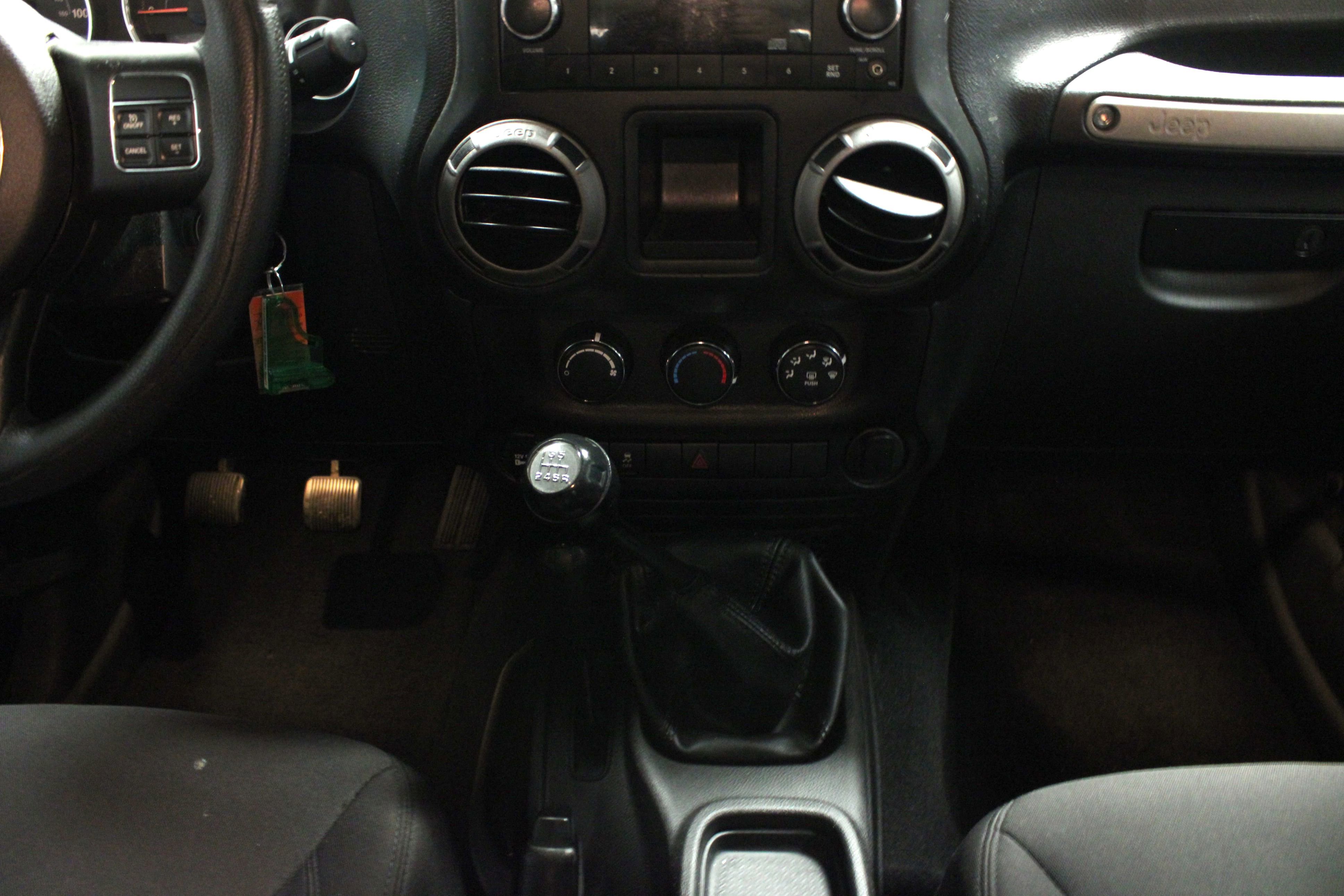 Used 2015 Jeep Wrangler Sport w/ Mopar Black Appearance Group AWD/4WD image 17