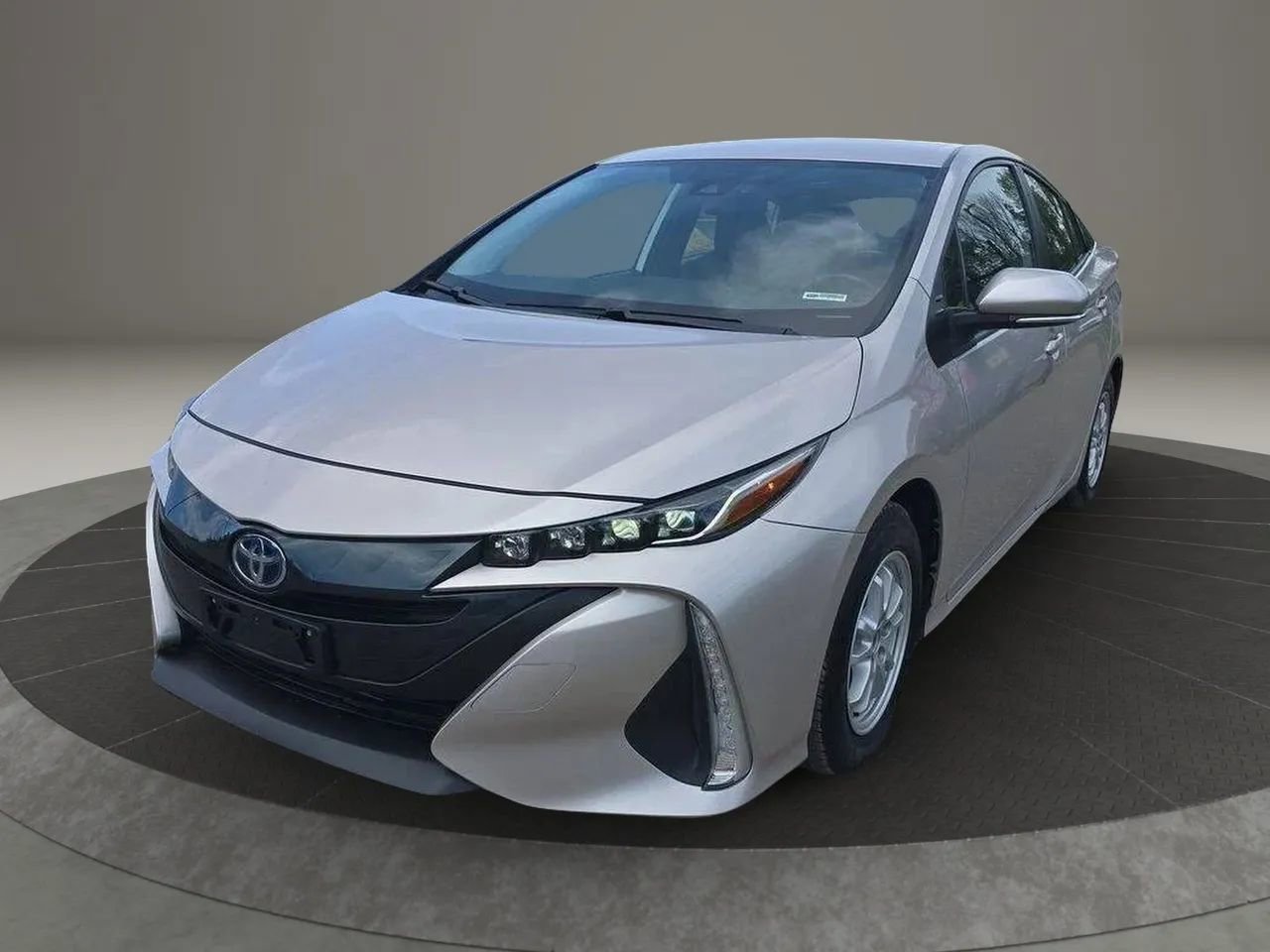 Used 2021 Toyota Prius Prime XLE FWD image 2