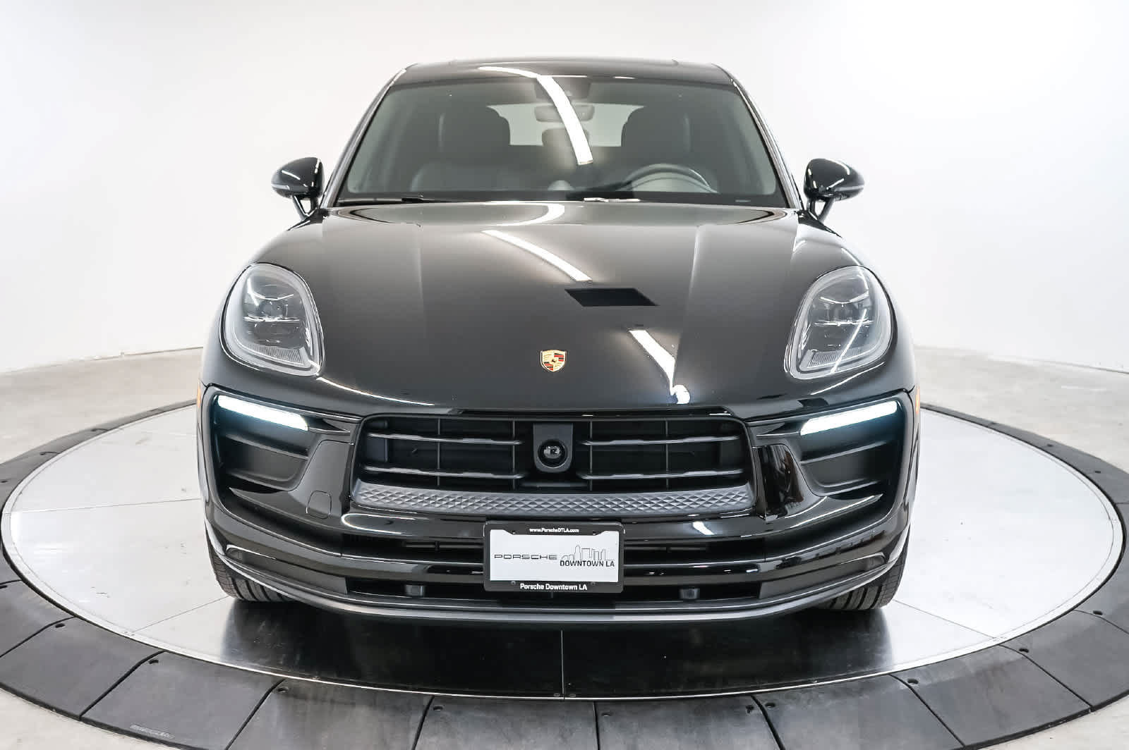 Certified 2026 Porsche Macan AWD/4WD image 5
