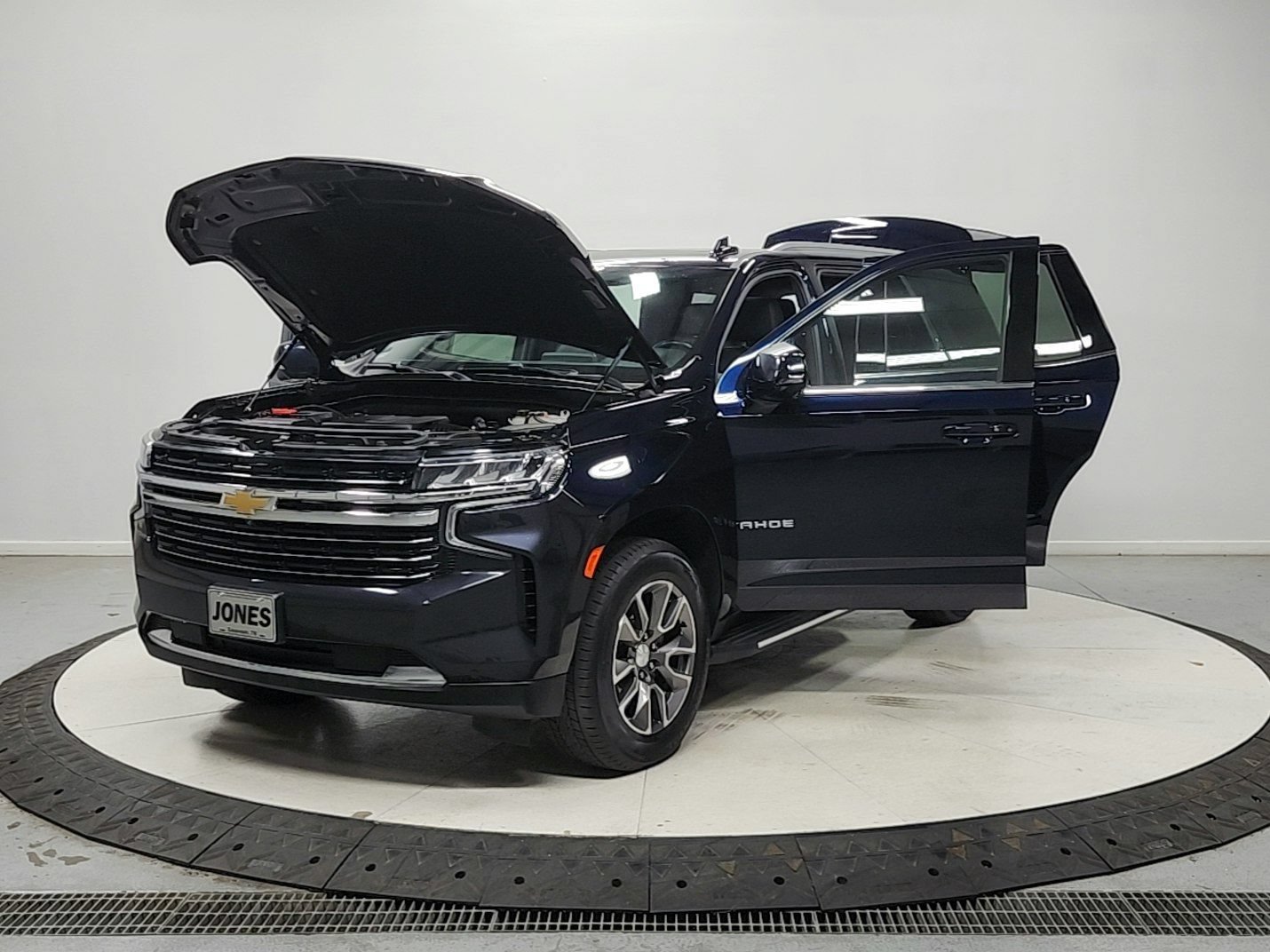 Used 2022 Chevrolet Tahoe LT w/ Luxury Package AWD/4WD image 12