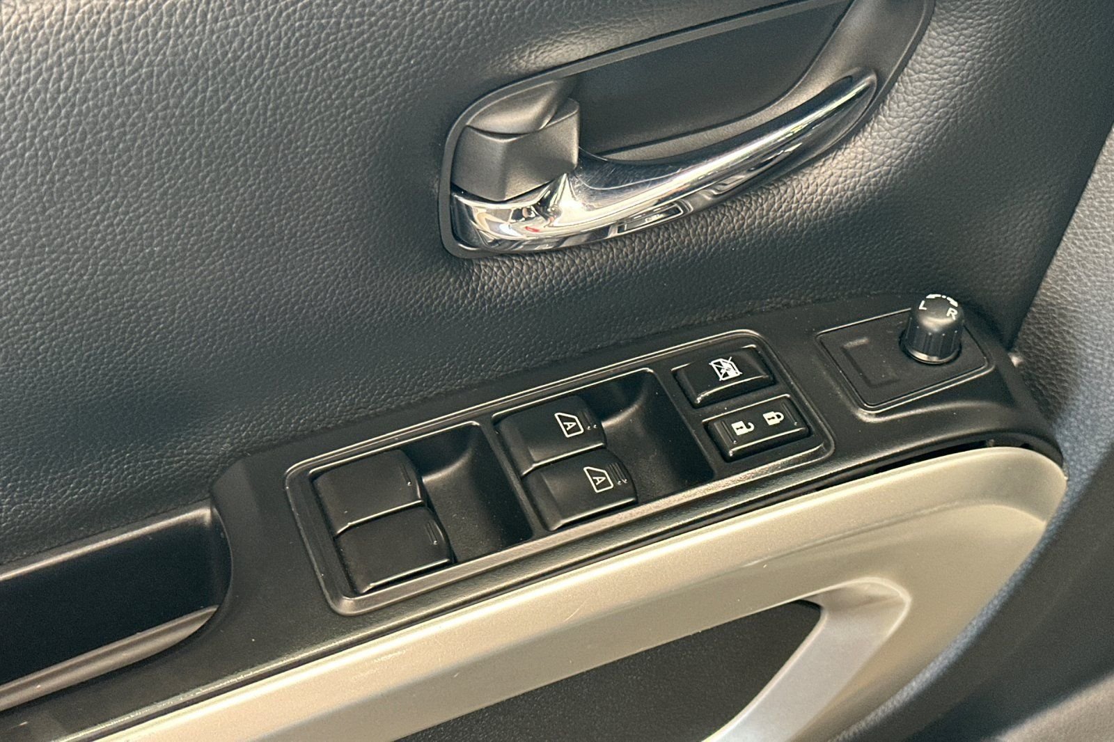 Used 2023 Nissan Titan SV AWD/4WD image 12