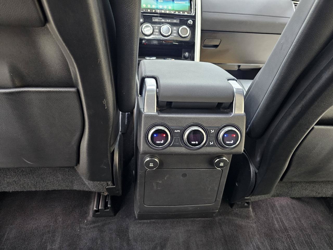 Used 2018 Land Rover Discovery HSE AWD/4WD image 29