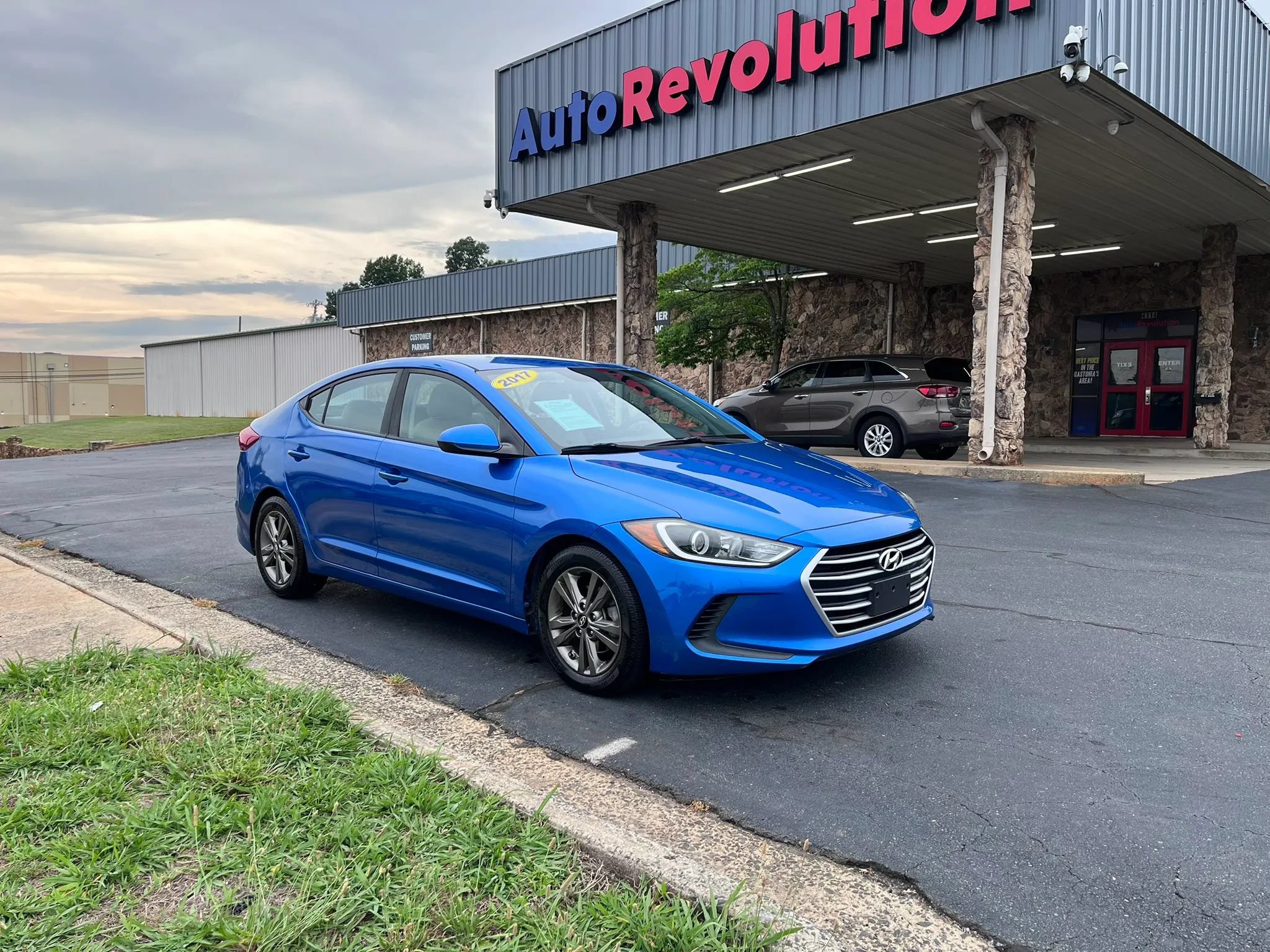 Used 2017 Hyundai Elantra SE FWD image 1