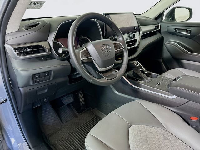 Certified 2023 Toyota Highlander Bronze Edition image 10