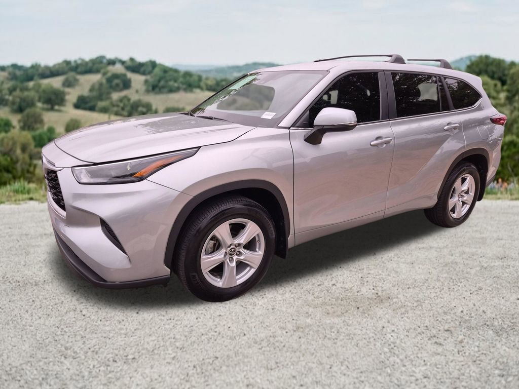 Used 2023 Toyota Highlander L FWD image 3