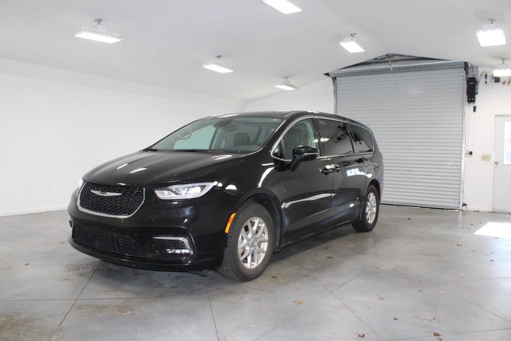 Used 2024 Chrysler Pacifica Touring-L image 4
