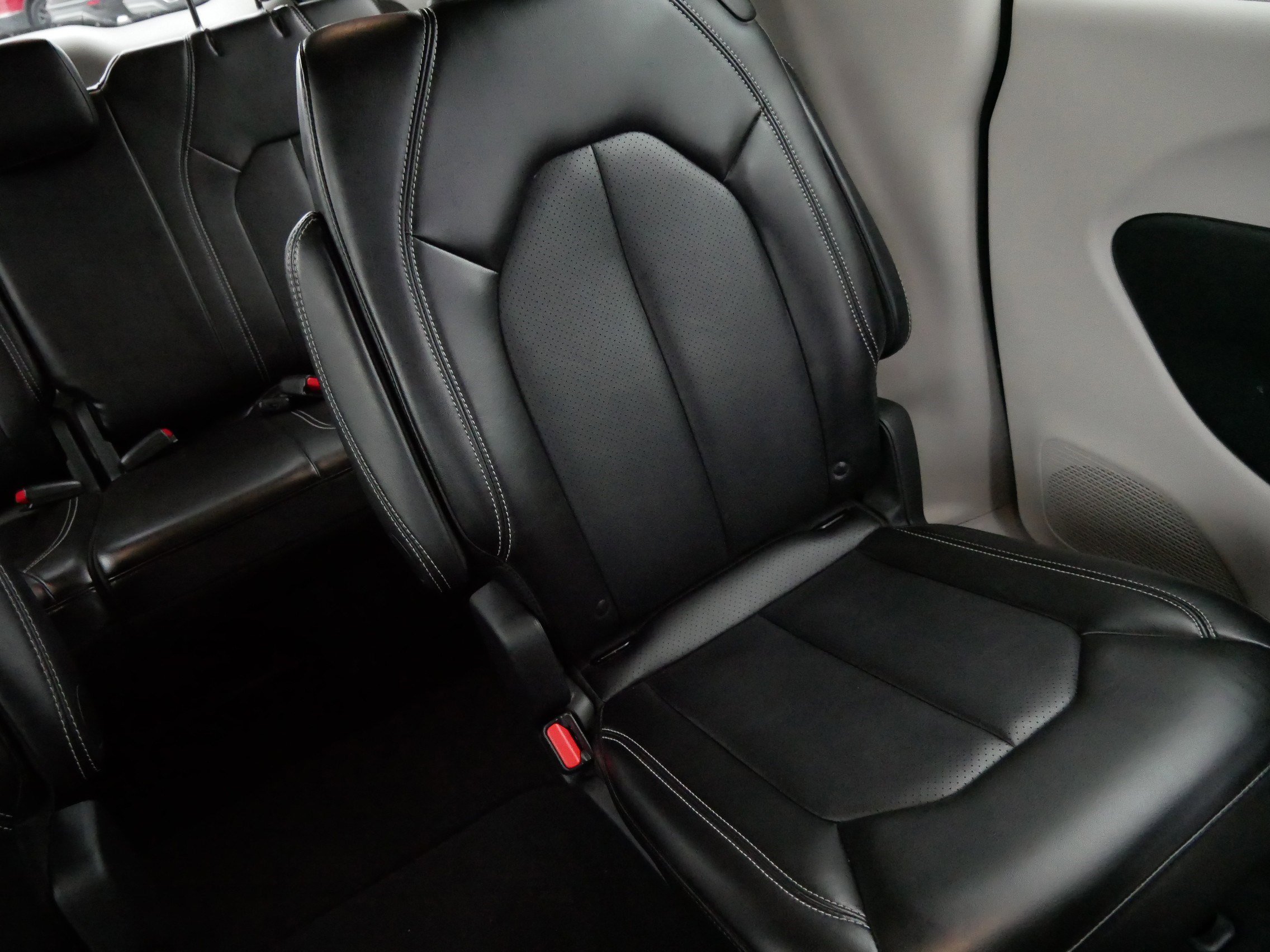 Used 2024 Chrysler Pacifica Touring-L image 14