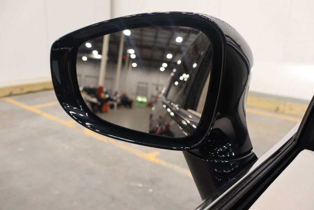 Used 2024 Chrysler Pacifica Touring-L image 39