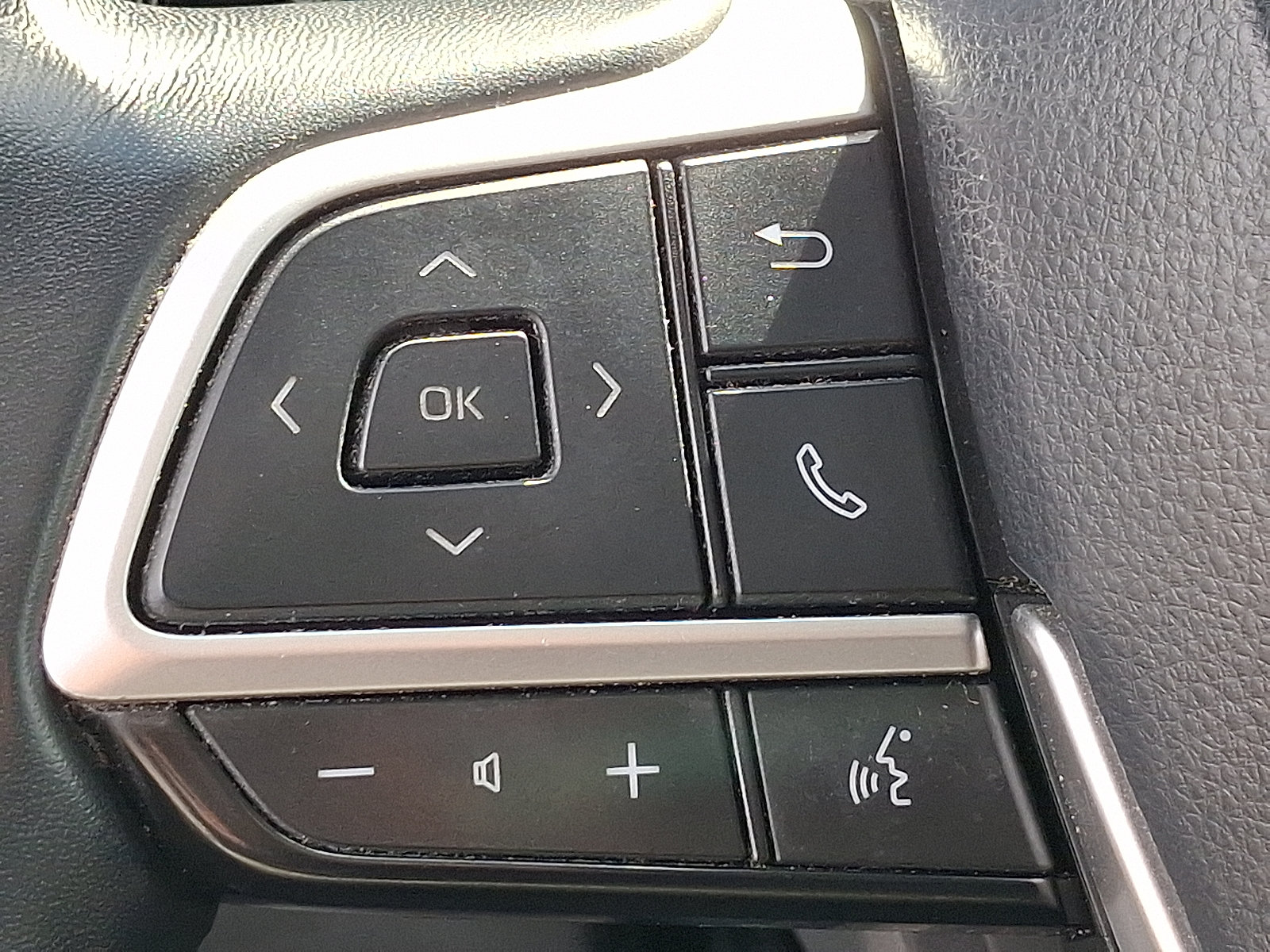 Used 2022 Toyota Highlander XLE AWD/4WD image 23