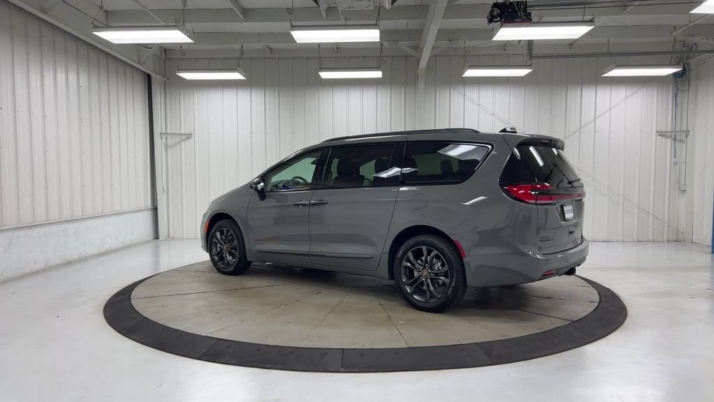 Used 2023 Chrysler Pacifica Touring-L w/ Uconnect Theater Family Group AWD/4WD image 6