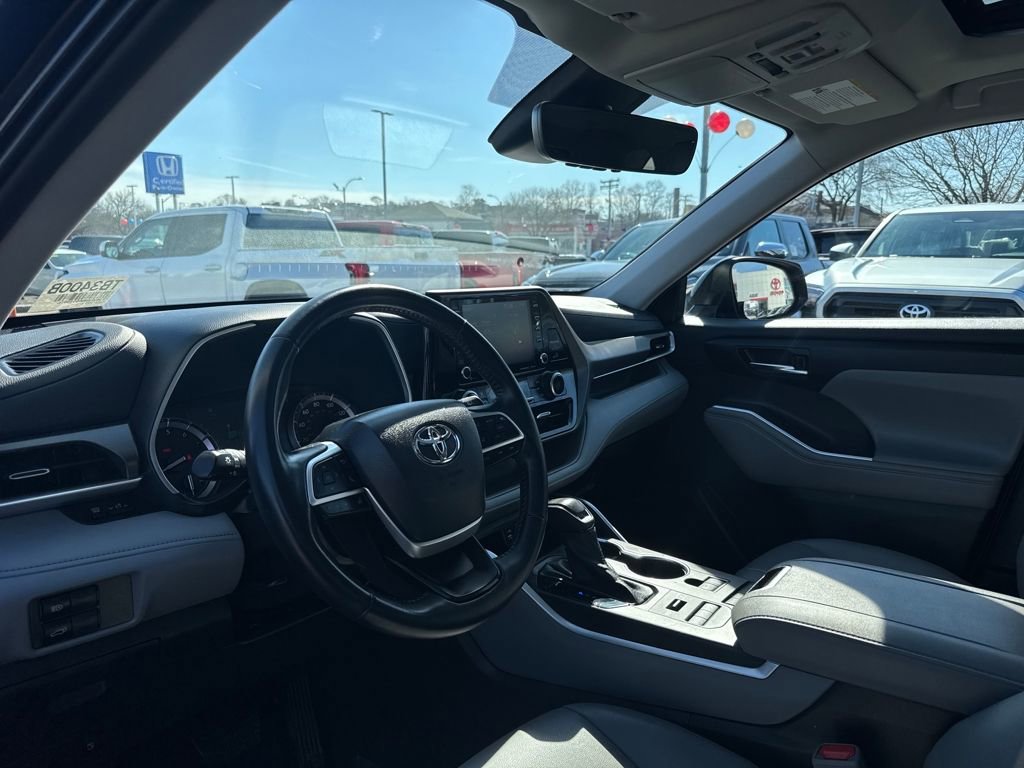 Used 2022 Toyota Highlander XLE image 15