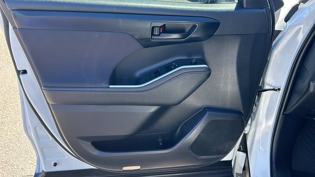 Used 2024 Toyota Highlander LE FWD image 16
