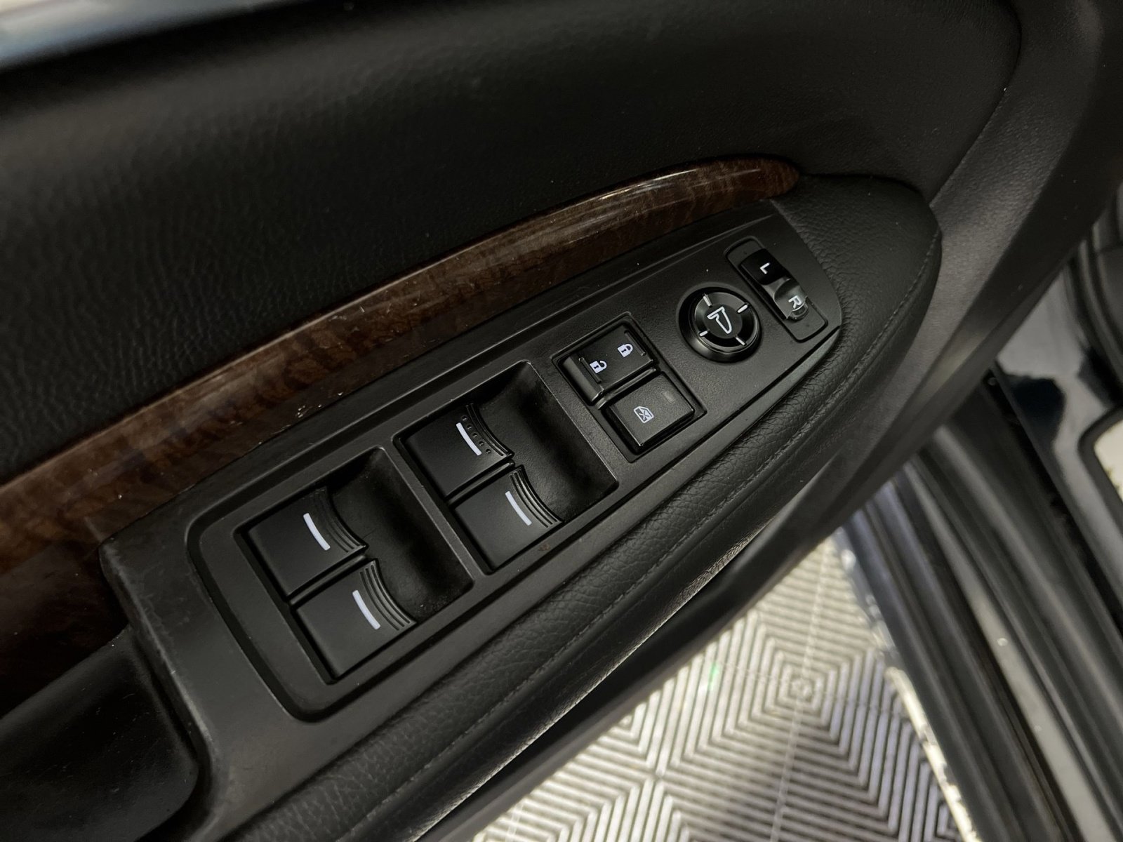 Used 2019 Acura MDX SH-AWD image 14