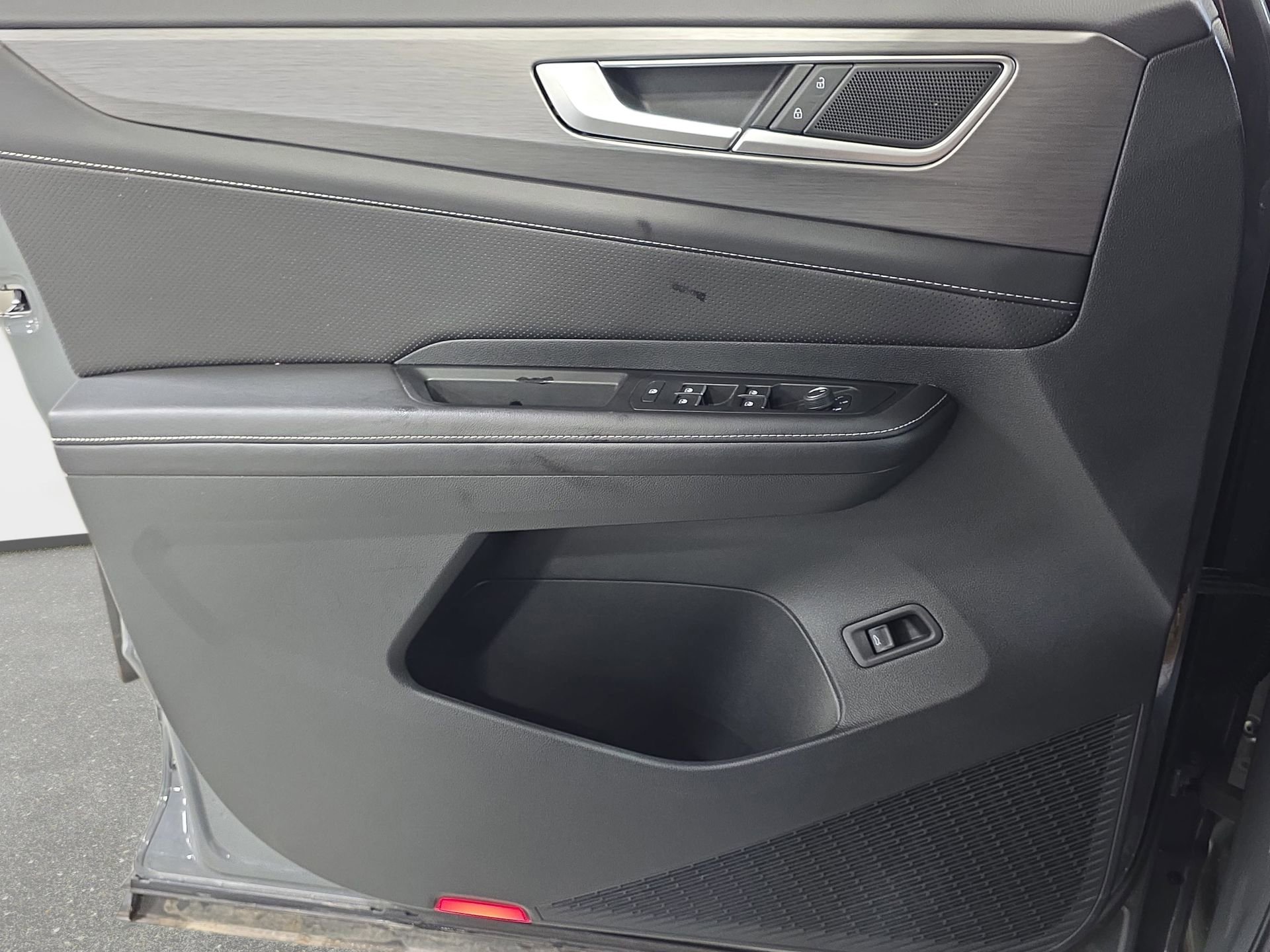 Used 2025 Volkswagen Atlas Cross Sport SE image 26