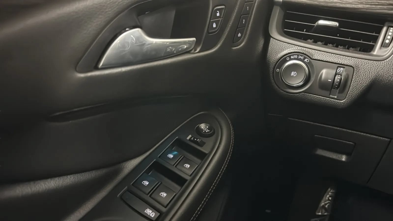Used 2018 Buick Envision Essence AWD/4WD image 16