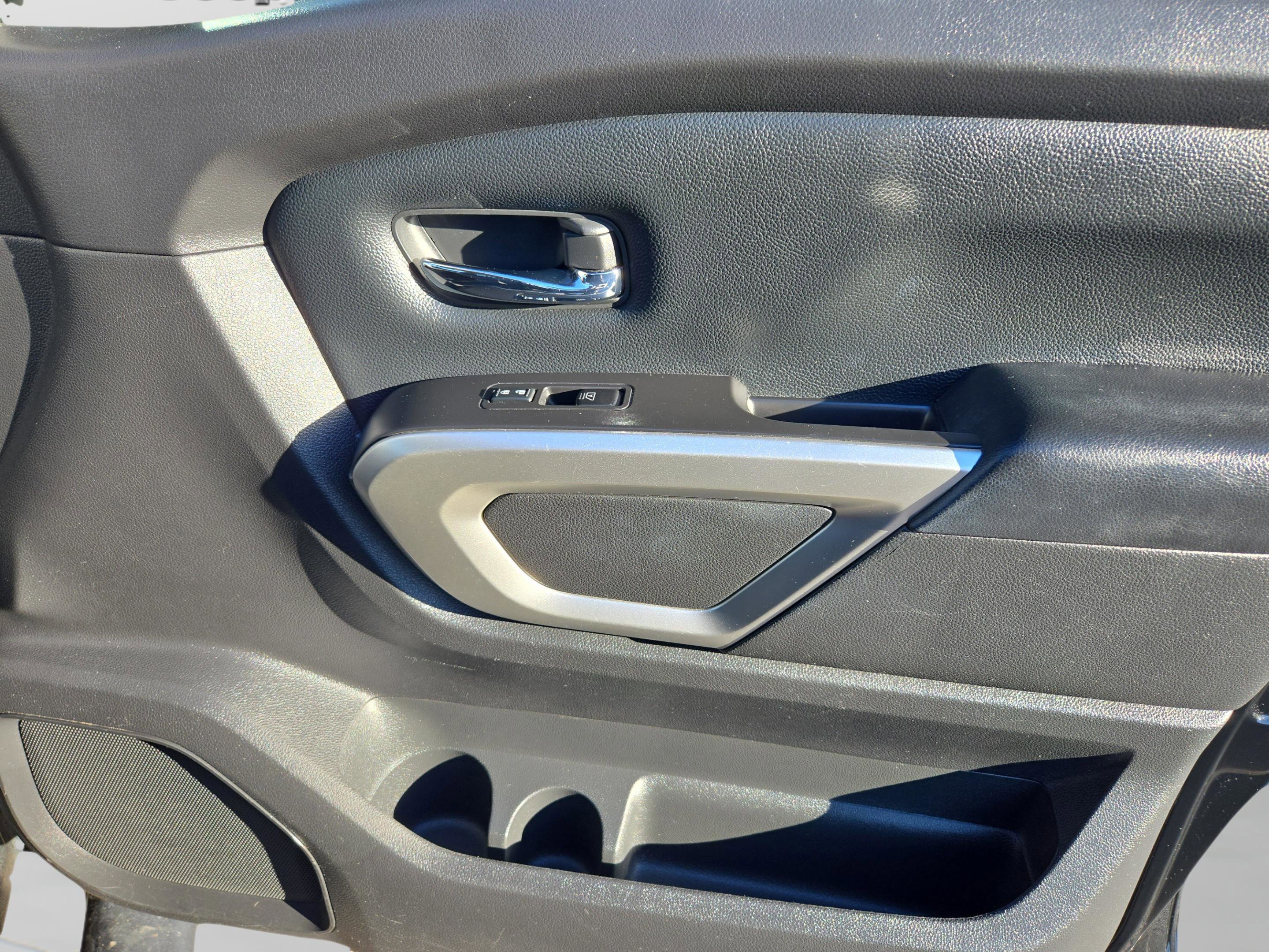 Used 2021 Nissan Titan SV w/ SV Convenience Package image 13