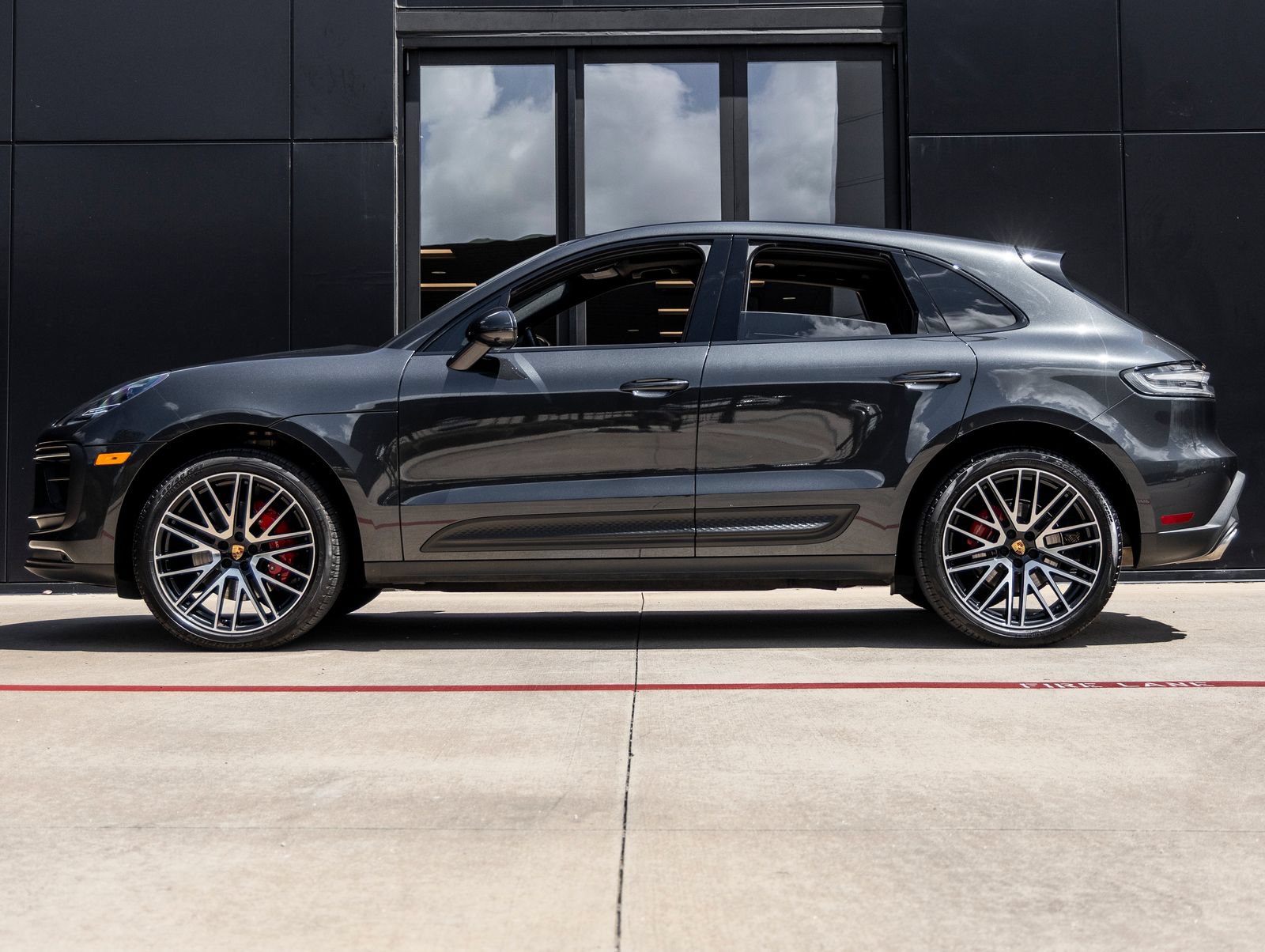 Certified 2024 Porsche Macan S AWD/4WD image 2