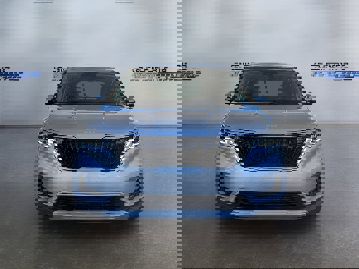 Used 2023 Kia Carnival LX image 2