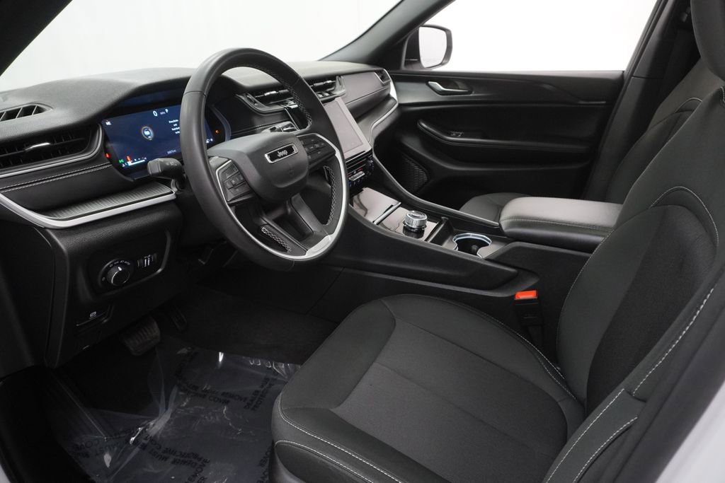 Certified 2024 Jeep Grand Cherokee Laredo X image 17