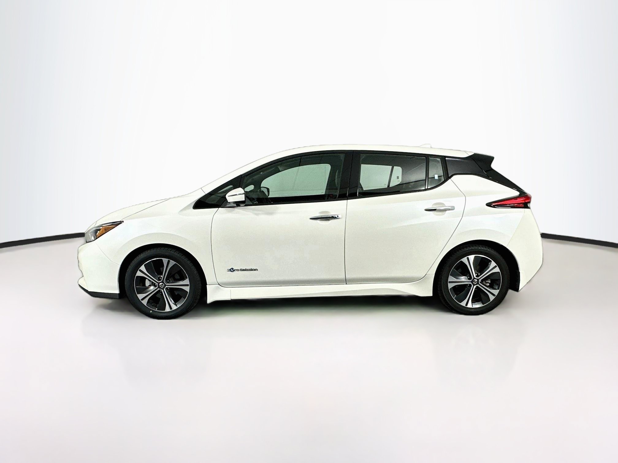 Used 2019 Nissan Leaf SL w/ SL Technology Package FWD image 4