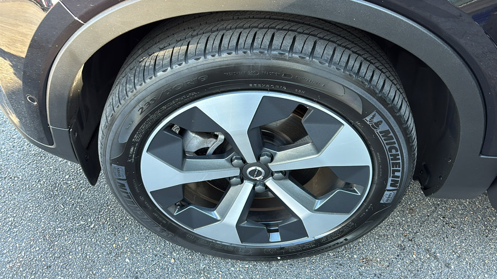 Certified 2024 Volvo XC40 B5 Plus w/ Climate Package AWD/4WD image 33