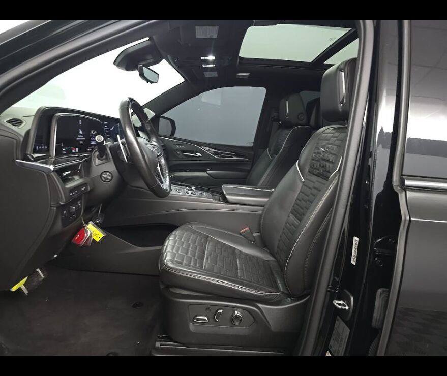 Used 2023 Cadillac Escalade ESV V AWD/4WD image 3