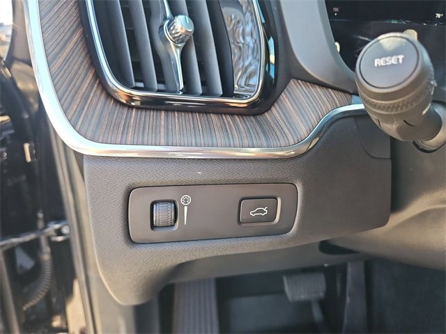 Used 2022 Volvo XC60 B5 Momentum w/ Climate Package image 18