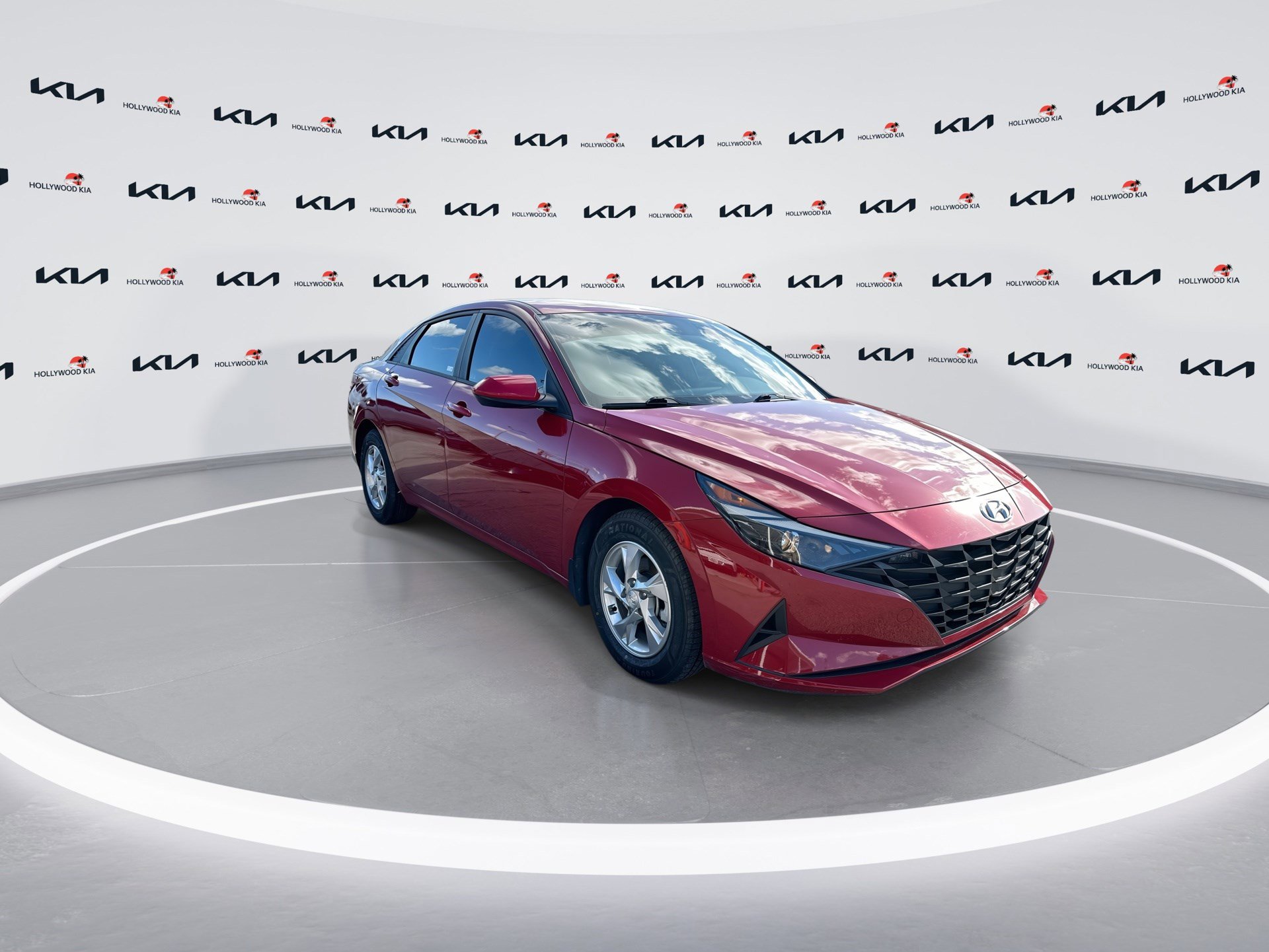 Used 2022 Hyundai Elantra SE FWD image 2
