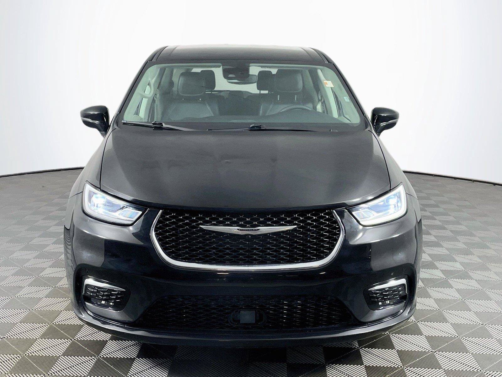 Used 2024 Chrysler Pacifica Touring-L FWD image 2
