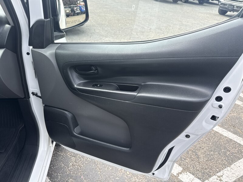 Used 2014 Nissan NV200 FWD image 25