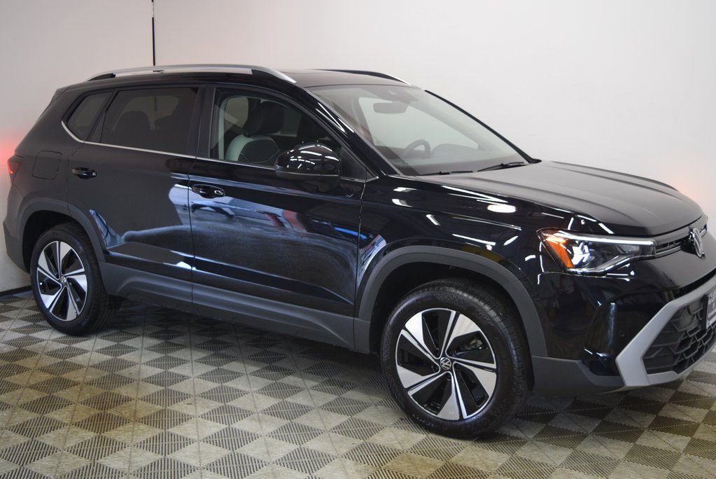 New 2025 Volkswagen Taos SE image 1