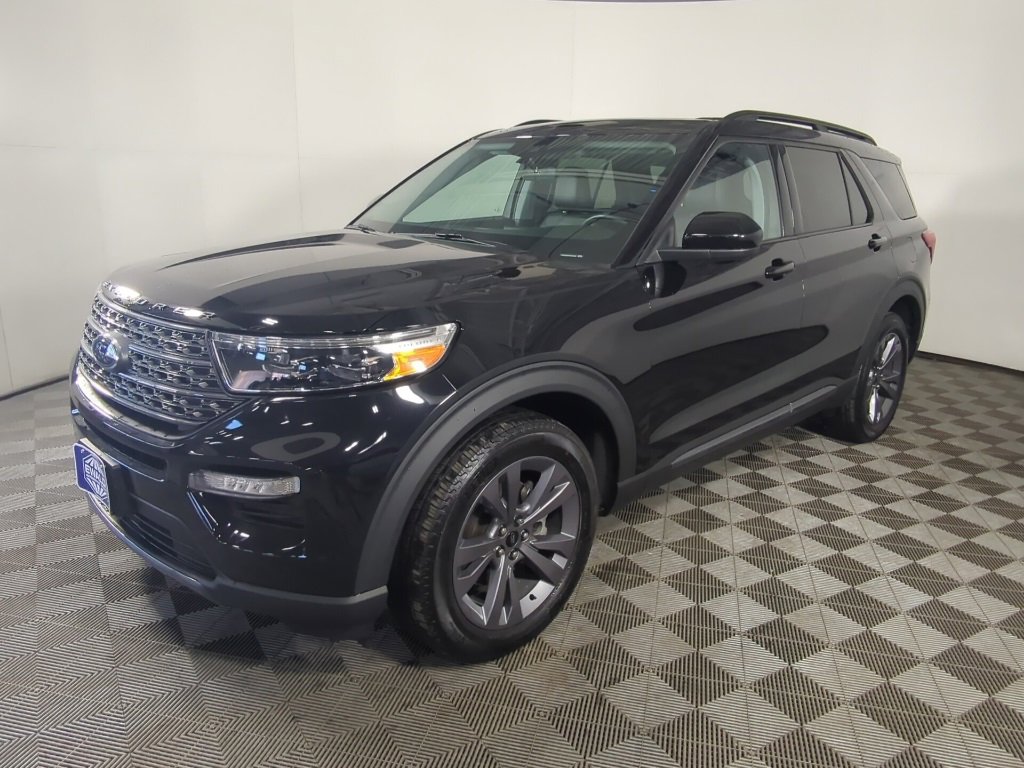 Used 2023 Ford Explorer XLT w/ Equipment Group 202A image 9