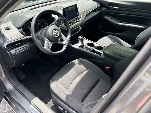 Used 2025 Nissan Altima 2.5 SV FWD image 13
