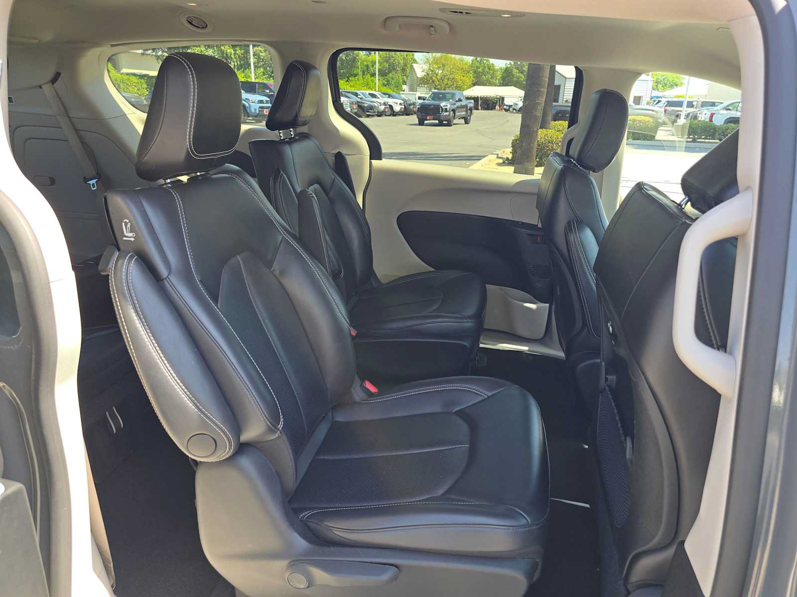 Used 2023 Chrysler Pacifica Touring-L FWD image 12