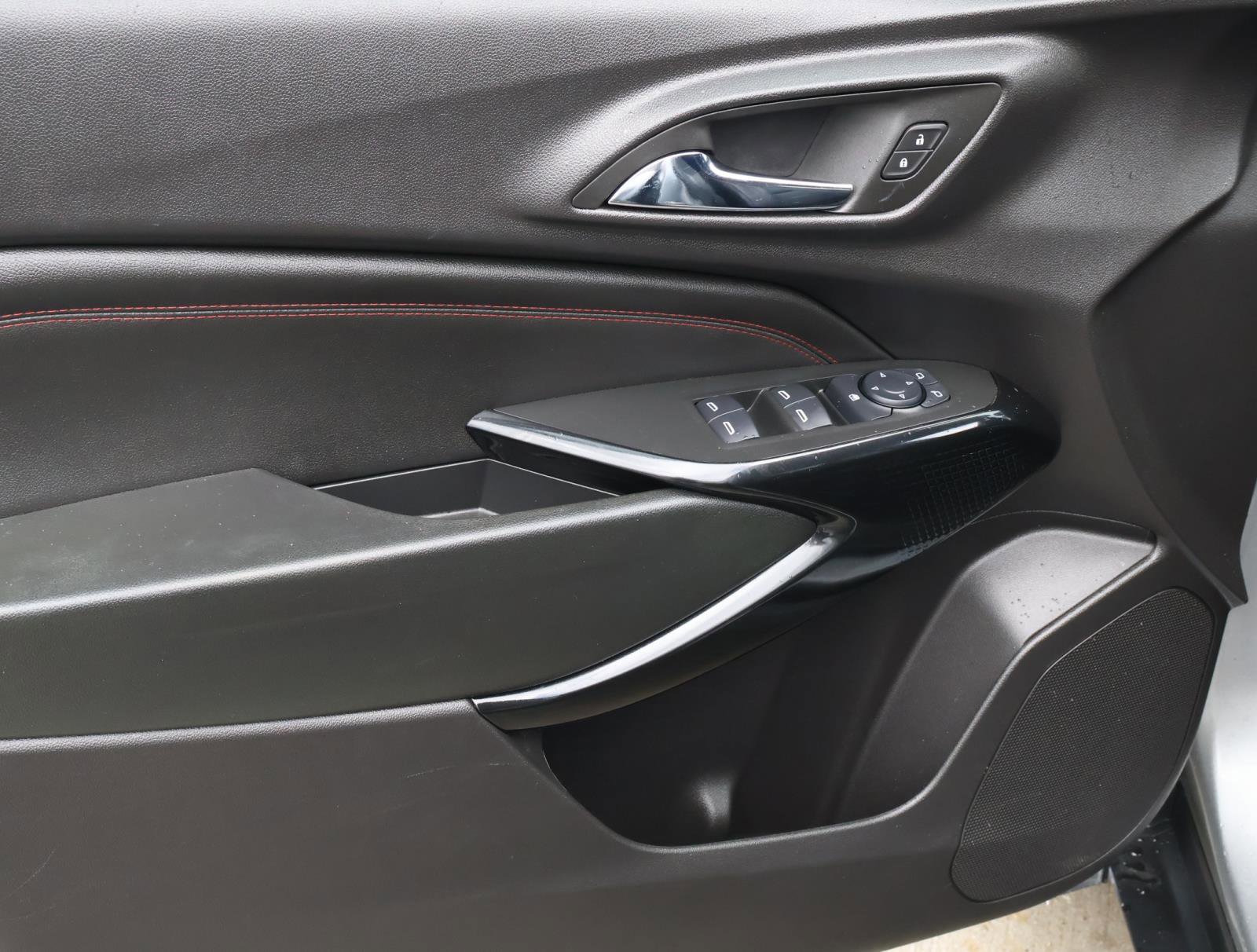 Used 2025 Chevrolet Trax RS w/ Sunroof Package FWD image 15