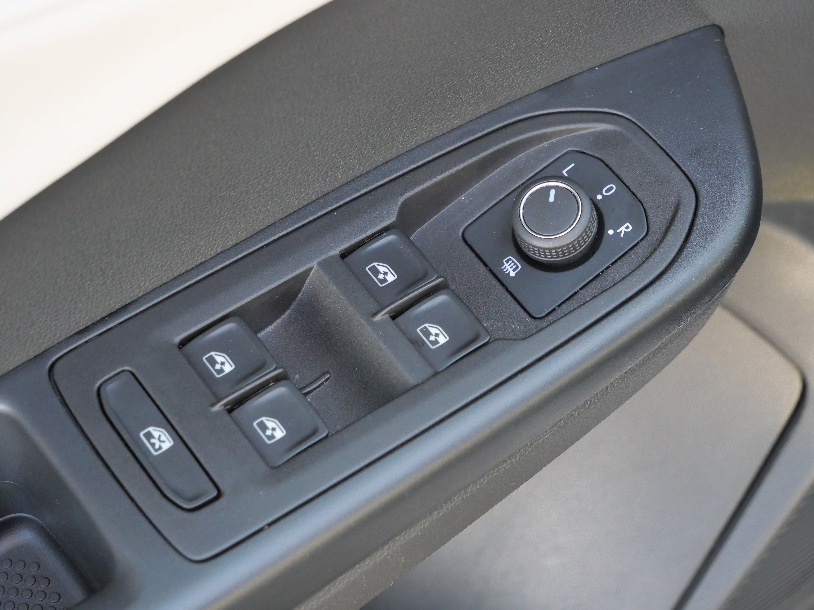 Certified 2025 Volkswagen Taos SE image 19