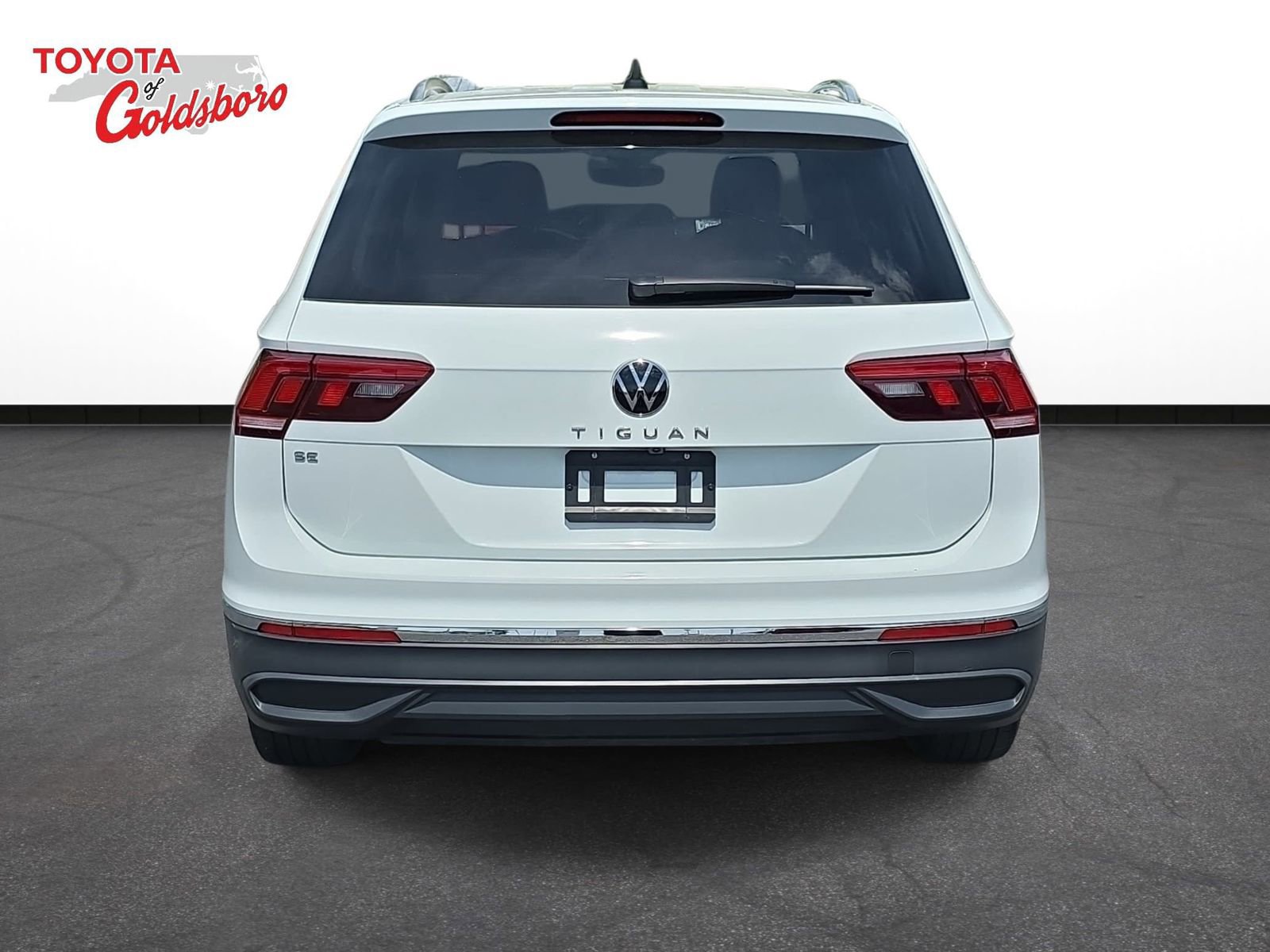 Used 2024 Volkswagen Tiguan SE w/ Panoramic Sunroof Package FWD image 6