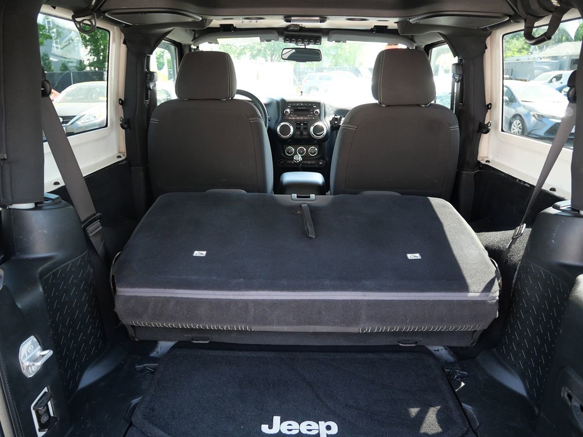 Used 2016 Jeep Wrangler Sahara w/ Connectivity Group AWD/4WD image 29