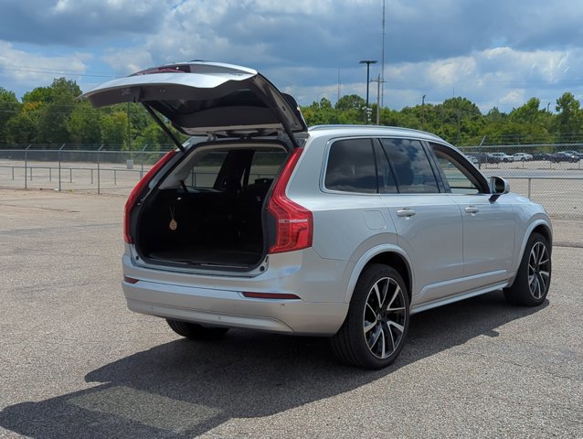Used 2022 Volvo XC90 T6 Momentum w/ Advanced Package image 9