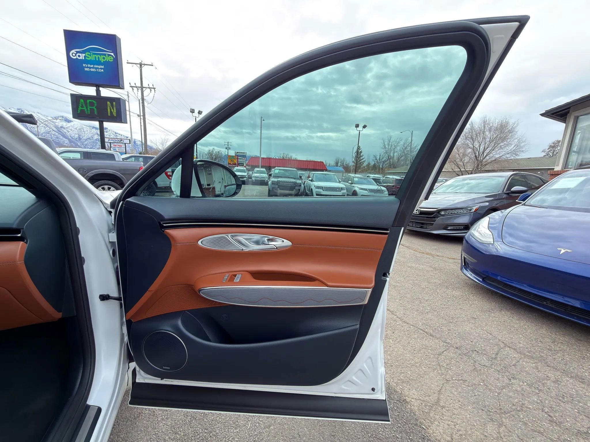 Used 2023 Genesis GV70 2.5T w/ Advanced Package image 5