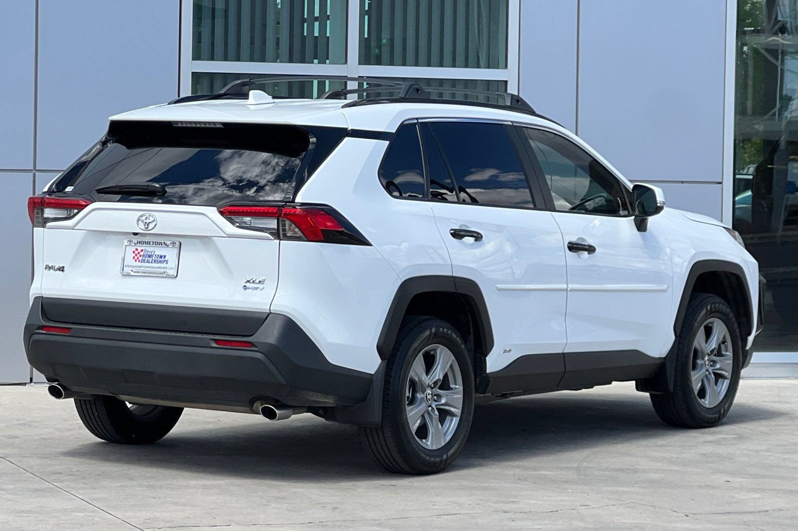 Used 2025 Toyota RAV4 XLE AWD/4WD image 4