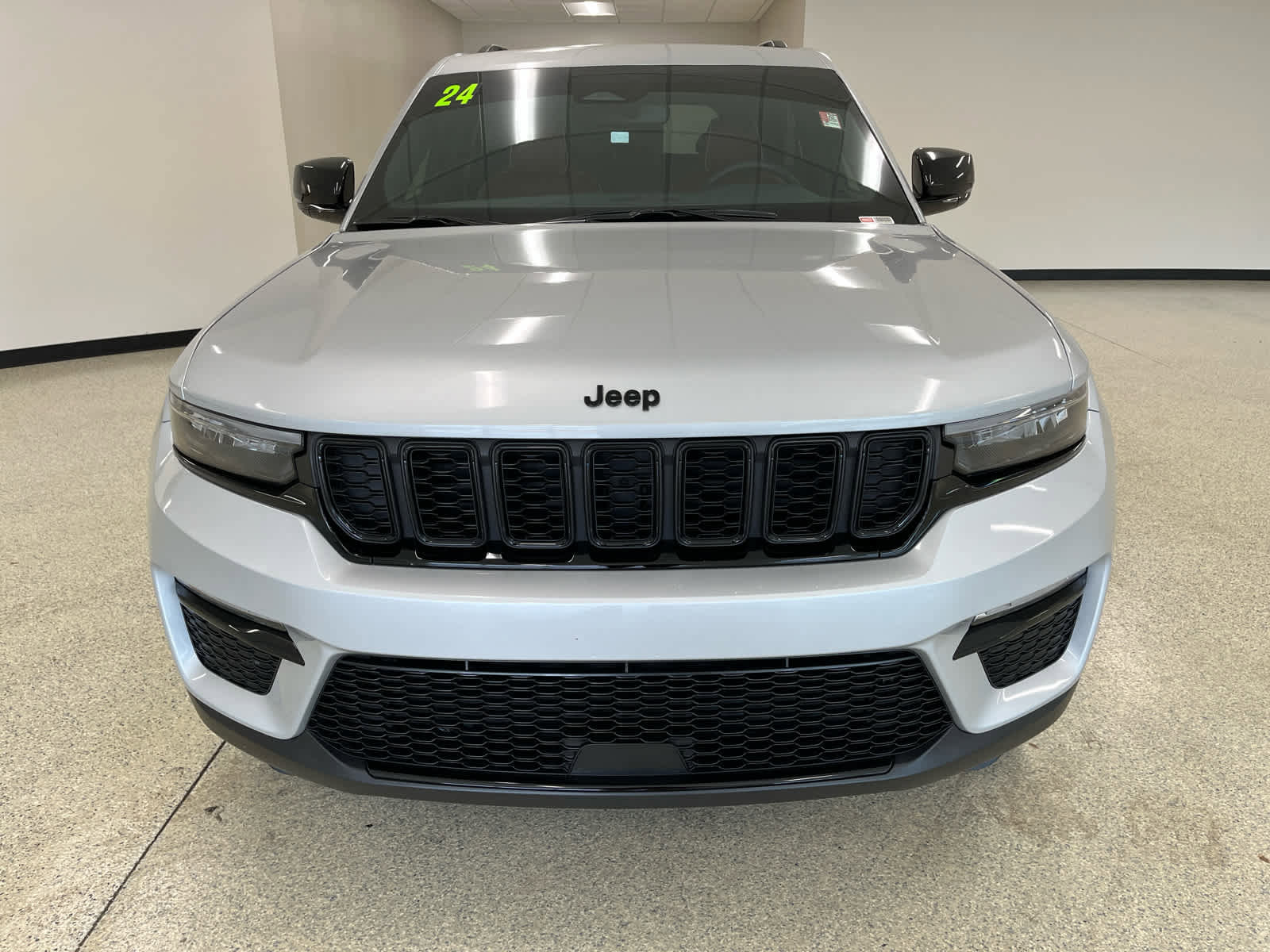 Used 2024 Jeep Grand Cherokee Limited w/ Black Appearance Package AWD/4WD image 4